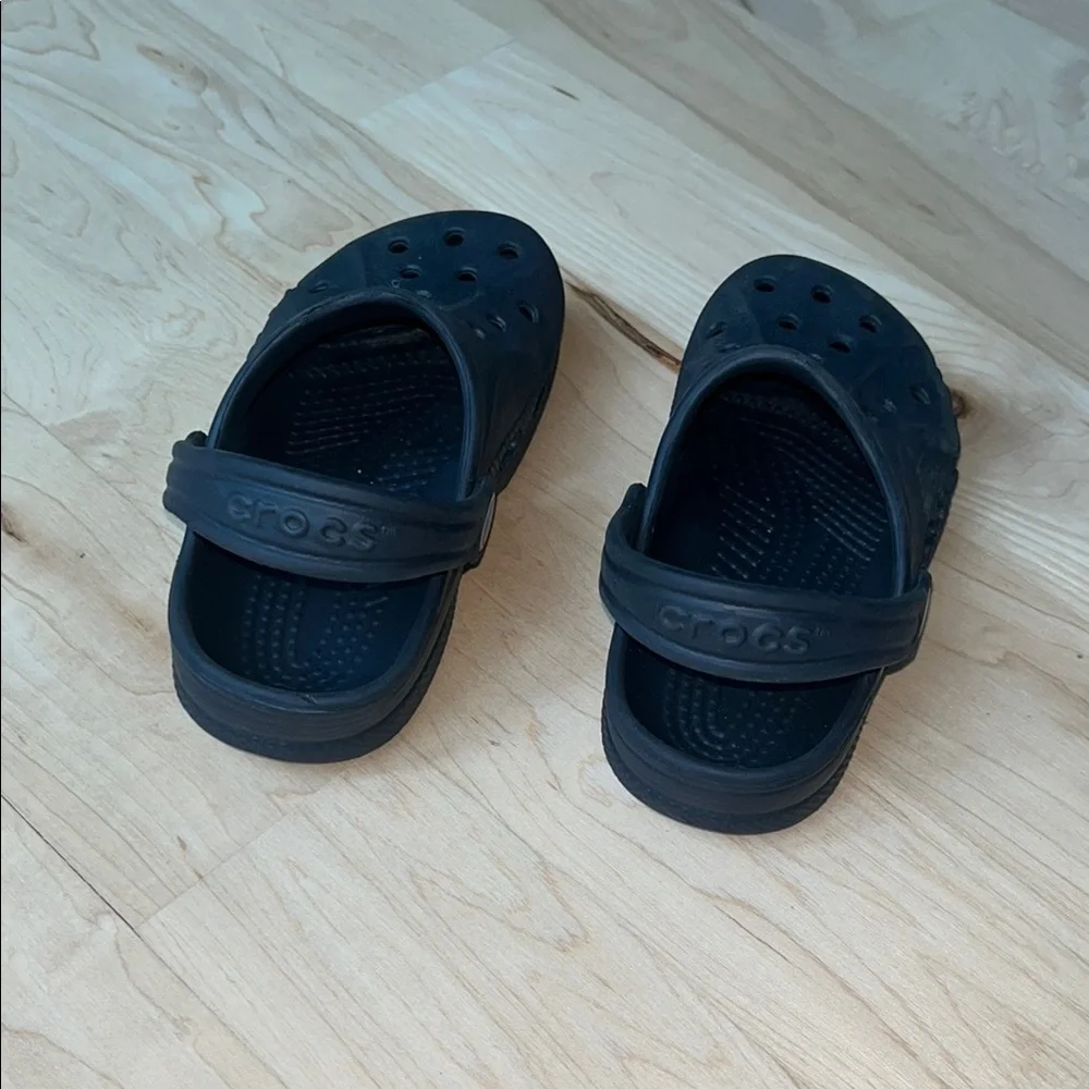 CROCS Black Water Shoes with Croslite Foam and Ventilation - Picture 3 of 4